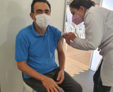 Paraná já vacinou 10 mil profissionais de educação e 10 mil de forças de segurança. Na foto, professor Adalberto Penteador, NRE de Guarapuava