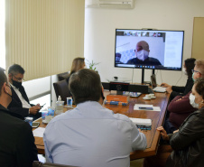 A Secretaria de Estado da Saúde (Sesa) realizou uma reunião com a Associação dos Municípios do Paraná e as 19 associações microrregionais dos municípios nesta terça-feira (18) para apresentar a situação epidemiológica da Covid-19 no Estado.  -  Curitiba, 18/05/2021  -  foto: américo Antonio/SESA