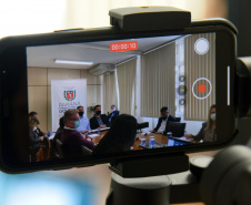 A Secretaria de Estado da Saúde (Sesa) realizou uma reunião com a Associação dos Municípios do Paraná e as 19 associações microrregionais dos municípios nesta terça-feira (18) para apresentar a situação epidemiológica da Covid-19 no Estado.  -  Curitiba, 18/05/2021  -  foto: américo Antonio/SESA