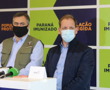 O secretário de Estado da Saúde, Beto Preto, atende a imprensa nesta terça-feira (18) no Centro de Medicamentos do Paraná (Cemepar) para falar sobre a vacinação contra a Covid-19.  Na foto o diretor geral, Nestor Werner.Foto: Geraldo Bubniak/AEN