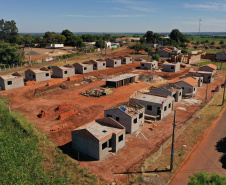 Técnicos da Cohapar estiveram em Guaíra nesta quarta-feira (19) para vistoriar a obra de execução de 21 casas populares na cidade, na região Oeste do estado. As moradias são subsidiadas integralmente pelo Governo do Estado, com um investimento de R$ 1,7 milhão obtido via financiamento junto ao Banco Interamericano de Desenvolvimento. (Foto: Alessandro Vieira / AEN)