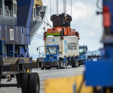 As exportações de mel, pelo Porto de Paranaguá, cresceram 31,65% neste primeiro quadrimestre, comparado com o período em 2020. O produto natural que deixou o país pelo terminal paranaense movimentou, de janeiro a abril, US$ 12,48 milhões. Quase toda carga exportada é produzida no próprio Estado, que está entre os três principais produtores do país.  -  Foto: Claudio Neves/Portos do Paraná