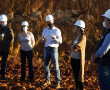 Prefeitos e vereadores de municípios atendidos pelo Sistema de Abastecimento Integrado de Curitiba e Região Metropolitana (SAIC) visitaram nesta semana a obra de construção da Barragem Miringuava, em São José dos Pinhais. Eles foram recebidos por diretores da Sanepar.  -  Curitiba, 20/05/2021  -  Foto: Sanepar