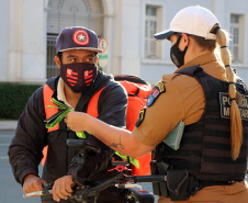 Ciclistas são orientados sobre medidas de segurança durante blitz da campanha Maio Amarelo em Curitiba - Curitiba, 20 de maio de 2021. Foto: Soldado Amanda Morais