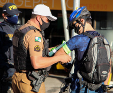 Ciclistas são orientados sobre medidas de segurança durante blitz da campanha Maio Amarelo em Curitiba - Curitiba, 20 de maio de 2021. Foto: Soldado Amanda Morais