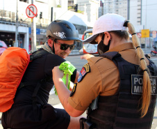 Ciclistas são orientados sobre medidas de segurança durante blitz da campanha Maio Amarelo em Curitiba - Curitiba, 20 de maio de 2021. Foto: Soldado Amanda Morais