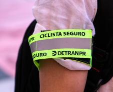 Ciclistas são orientados sobre medidas de segurança durante blitz da campanha Maio Amarelo em Curitiba - Curitiba, 20 de maio de 2021. Foto: Soldado Amanda Morais