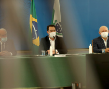 A nova concessão das rodovias que cortam o Paraná será baseada em torno da menor tarifa oferecida ao usuário, sem limite de desconto na disputa na Bolsa de Valores, arrumando a modelagem de acordo com o anseio da população. A alteração na proposta original foi anunciada pelo governador Carlos Massa Ratinho Junior durante entrevista coletiva nesta sexta-feira (21), no Palácio Iguaçu, em Curitiba, e é resultado das seguidas reuniões em Brasília (DF) do início desta semana. Foto: Ari Dias/AEN