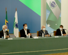 A nova concessão das rodovias que cortam o Paraná será baseada em torno da menor tarifa oferecida ao usuário, sem limite de desconto na disputa na Bolsa de Valores, arrumando a modelagem de acordo com o anseio da população. A alteração na proposta original foi anunciada pelo governador Carlos Massa Ratinho Junior durante entrevista coletiva nesta sexta-feira (21), no Palácio Iguaçu, em Curitiba, e é resultado das seguidas reuniões em Brasília (DF) do início desta semana. Foto: Ari Dias/AEN