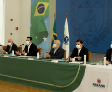 A nova concessão das rodovias que cortam o Paraná será baseada em torno da menor tarifa oferecida ao usuário, sem limite de desconto na disputa na Bolsa de Valores, arrumando a modelagem de acordo com o anseio da população. A alteração na proposta original foi anunciada pelo governador Carlos Massa Ratinho Junior durante entrevista coletiva nesta sexta-feira (21), no Palácio Iguaçu, em Curitiba, e é resultado das seguidas reuniões em Brasília (DF) do início desta semana. Foto: Ari Dias/AEN