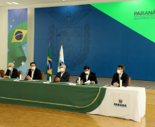 A nova concessão das rodovias que cortam o Paraná será baseada em torno da menor tarifa oferecida ao usuário, sem limite de desconto na disputa na Bolsa de Valores, arrumando a modelagem de acordo com o anseio da população. A alteração na proposta original foi anunciada pelo governador Carlos Massa Ratinho Junior durante entrevista coletiva nesta sexta-feira (21), no Palácio Iguaçu, em Curitiba, e é resultado das seguidas reuniões em Brasília (DF) do início desta semana. Foto: Ari Dias/AEN