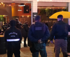 A Ação Integrada de Fiscalização Urbana (AIFU) da Polícia Militar, principal ferramenta aplicada no cumprimento de medidas de fiscalização de estabelecimentos comerciais, intensificou os trabalhos nesta semana para inibir aglomerações de pessoas e outras infrações. Nesta semana, o trabalho resultou em 17 estabelecimentos fechados e 175 autuações administrativas lavradas.  -  Curitiba, 21/05/2021  -  Foto: SESP/PR