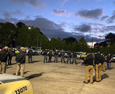 A Ação Integrada de Fiscalização Urbana (AIFU) da Polícia Militar, principal ferramenta aplicada no cumprimento de medidas de fiscalização de estabelecimentos comerciais, intensificou os trabalhos nesta semana para inibir aglomerações de pessoas e outras infrações. Nesta semana, o trabalho resultou em 17 estabelecimentos fechados e 175 autuações administrativas lavradas.  -  Curitiba, 21/05/2021  -  Foto: SESP/PR