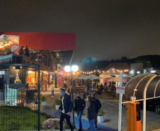 A Ação Integrada de Fiscalização Urbana (AIFU) da Polícia Militar, principal ferramenta aplicada no cumprimento de medidas de fiscalização de estabelecimentos comerciais, intensificou os trabalhos nesta semana para inibir aglomerações de pessoas e outras infrações. Nesta semana, o trabalho resultou em 17 estabelecimentos fechados e 175 autuações administrativas lavradas.  -  Curitiba, 21/05/2021  -  Foto: SESP/PR