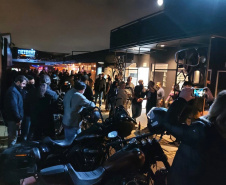 A Ação Integrada de Fiscalização Urbana (AIFU) da Polícia Militar, principal ferramenta aplicada no cumprimento de medidas de fiscalização de estabelecimentos comerciais, intensificou os trabalhos nesta semana para inibir aglomerações de pessoas e outras infrações. Nesta semana, o trabalho resultou em 17 estabelecimentos fechados e 175 autuações administrativas lavradas.  -  Curitiba, 21/05/2021  -  Foto: SESP/PR