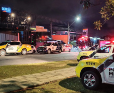 A Ação Integrada de Fiscalização Urbana (AIFU) da Polícia Militar, principal ferramenta aplicada no cumprimento de medidas de fiscalização de estabelecimentos comerciais, intensificou os trabalhos nesta semana para inibir aglomerações de pessoas e outras infrações. Nesta semana, o trabalho resultou em 17 estabelecimentos fechados e 175 autuações administrativas lavradas.  -  Curitiba, 21/05/2021  -  Foto: SESP/PR