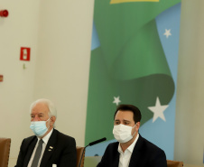 A nova concessão das rodovias que cortam o Paraná será baseada em torno da menor tarifa oferecida ao usuário, sem limite de desconto na disputa na Bolsa de Valores, arrumando a modelagem de acordo com o anseio da população. A alteração na proposta original foi anunciada pelo governador Carlos Massa Ratinho Junior durante entrevista coletiva nesta sexta-feira (21), no Palácio Iguaçu, em Curitiba, e é resultado das seguidas reuniões em Brasília (DF) do início desta semana. Foto: Ari Dias/AEN