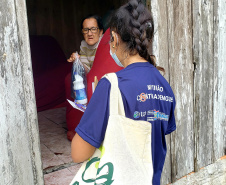 Ações de combate ao mosquito Aedes Aegypti aconteceram em comunidades isoladas do Litoral paranaense, nessa semana. O Mutirão Contra a Dengue, realizado em parceria pela Portos do Paraná e Terminal de Contêineres de Paranaguá (TCP), mobilizou moradores de São Miguel, Ponta do Ubá, Eufrasina, Amparo e Piaçaguera.  -  Paranaguá, 20/05/2021  -  Foto: Claudio Neves/Portos do Paraná