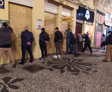 Operação da Ação Integrada de Fiscalização Urbana (Aifu) neste final de semana flagrou mais casos de desrespeito às medidas sanitárias. Aglomerações foram dispersadas em pontos públicos como a Praça do Gaúcho e o Parcão do Museu Oscar Niemeyer, sendo encontradas 969 pessoas não respeitando o distanciamento social e o uso de máscara.  -  Curitiba, 24/05/2021  -  Foto: SESP/PR