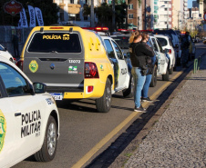 Operação da Ação Integrada de Fiscalização Urbana (Aifu) neste final de semana flagrou mais casos de desrespeito às medidas sanitárias. Aglomerações foram dispersadas em pontos públicos como a Praça do Gaúcho e o Parcão do Museu Oscar Niemeyer, sendo encontradas 969 pessoas não respeitando o distanciamento social e o uso de máscara.  -  Curitiba, 24/05/2021  -  Foto: SESP/PR