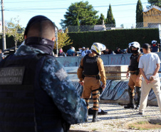 Operação da Ação Integrada de Fiscalização Urbana (Aifu) neste final de semana flagrou mais casos de desrespeito às medidas sanitárias. Aglomerações foram dispersadas em pontos públicos como a Praça do Gaúcho e o Parcão do Museu Oscar Niemeyer, sendo encontradas 969 pessoas não respeitando o distanciamento social e o uso de máscara.  -  Curitiba, 24/05/2021  -  Foto: SESP/PR