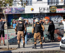 Operação da Ação Integrada de Fiscalização Urbana (Aifu) neste final de semana flagrou mais casos de desrespeito às medidas sanitárias. Aglomerações foram dispersadas em pontos públicos como a Praça do Gaúcho e o Parcão do Museu Oscar Niemeyer, sendo encontradas 969 pessoas não respeitando o distanciamento social e o uso de máscara.  -  Curitiba, 24/05/2021  -  Foto: SESP/PR