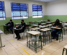 Mais escolas voltam às aulas presenciais no Paraná. Junto aos outros 200 colégios reabertos há 14 dias, a retomada permite que mais 40 mil estudantes, de 28 Núcleos Regionais de Educação (NREs), que englobam aproximadamente 150 municípios, voltem para a sala de aula  -  Curitiba, 24/05/2021  -  Foto: SEED