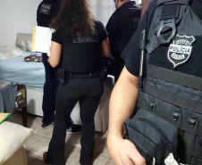 A Polícia Civil do Paraná (PCPR) cumpriu 15 mandados de busca e apreensão contra uma organização criminosa envolvida no transporte clandestino de passageiros nesta terça-feira (25). Os envolvidos estão ligados ao tombamento de um ônibus de turismo, ocorrido em janeiro na BR-376, em Guaratuba, Litoral do Estado, no qual 19 pessoas morreram. Durante a ação, um homem, de 53 anos, foi preso por posse ilegal de arma de fogo.  - Policía Civil/SESP-PR
