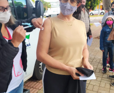 O Paraná ultrapassou a marca dos 30 mil profissionais da educação básica que receberam a primeira dose da vacina contra a Covid-19 nesta quarta-feira (26). O número, que soma 32.524 trabalhadores até esta manhã, representa cerca de um quinto (19,2%) do total do grupo prioritário, estimado em 169.057 pessoas no Estado. - Professores do NRE de  Cianorte, 26/05/2021  -  Foto: SEED
