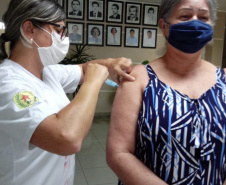 O Paraná ultrapassou a marca dos 30 mil profissionais da educação básica que receberam a primeira dose da vacina contra a Covid-19 nesta quarta-feira (26). O número, que soma 32.524 trabalhadores até esta manhã, representa cerca de um quinto (19,2%) do total do grupo prioritário, estimado em 169.057 pessoas no Estado. - Professores do NRE de  Cianorte, 26/05/2021  -  Foto: SEED