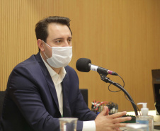 O apoio do Governo do Estado às empresas paranaenses está ajudando o Paraná a dar uma resposta à crise econômica causada pela pandemia de Covid-19, afirmou o governador Carlos Massa Ratinho Junior. Ele concedeu, nesta quinta-feira (27), de uma entrevista na Associação das Emissoras de Radiodifusão do Paraná (Aerp), retransmitida em todo o Estado.
Foto:Denis Godoy
