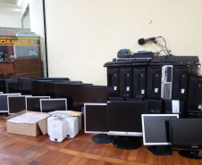 As equipes da Ação Integrada de Fiscalização Urbana (AIFU) abordaram um barracão na região central de Curitiba no fim da tarde desta quinta-feira (27) e flagraram aproximadamente 120 pessoas idosas em aglomeração em um bingo clandestino. A abordagem foi possível graças a uma denúncia que indiciou à Polícia Militar a atividade irregular e que desrespeita as medidas de prevenção ao coronavírus.  - Curitiba, 27/05/2021  -  Foto: PMPR/SESP-PR