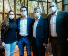 O governador Carlos Massa Ratinho Junior se encontrou nesta sexta-feira (28) com o secretário nacional de Políticas sobre Drogas, Luiz Roberto Beggiora, para discutir novos projetos de segurança para o Paraná. Na ocasião, o governador também agradeceu duas novas aeronaves concedidas ao Estado.  -  Curitiba, 28/05/2021  -  foto: Jonathan Campos/AEN