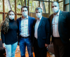 O governador Carlos Massa Ratinho Junior se encontrou nesta sexta-feira (28) com o secretário nacional de Políticas sobre Drogas, Luiz Roberto Beggiora, para discutir novos projetos de segurança para o Paraná. Na ocasião, o governador também agradeceu duas novas aeronaves concedidas ao Estado.  -  Curitiba, 28/05/2021  -  foto: Jonathan Campos/AEN