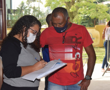 O Paraná começou a vacinar trabalhadores portuários e aeroportuários contra a Covid-19 nesta sexta-feira (28). As doses da vacina AstraZeneca/Fiocruz destinadas a estes grupos foram enviadas pelo Ministério da Saúde nesta semana. - Paranaguá, 28/05/2021  -  Foto: Américo Antonio/SESA