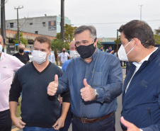 O Paraná começou a vacinar trabalhadores portuários e aeroportuários contra a Covid-19 nesta sexta-feira (28). As doses da vacina AstraZeneca/Fiocruz destinadas a estes grupos foram enviadas pelo Ministério da Saúde nesta semana. - Paranaguá, 28/05/2021  -  Foto: Américo Antonio/SESA