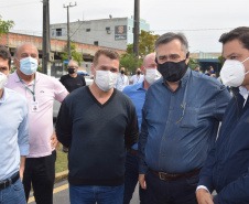 O Paraná começou a vacinar trabalhadores portuários e aeroportuários contra a Covid-19 nesta sexta-feira (28). As doses da vacina AstraZeneca/Fiocruz destinadas a estes grupos foram enviadas pelo Ministério da Saúde nesta semana. - Paranaguá, 28/05/2021  -  Foto: Américo Antonio/SESA