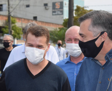 O Paraná começou a vacinar trabalhadores portuários e aeroportuários contra a Covid-19 nesta sexta-feira (28). As doses da vacina AstraZeneca/Fiocruz destinadas a estes grupos foram enviadas pelo Ministério da Saúde nesta semana. - Paranaguá, 28/05/2021  -  Foto: Américo Antonio/SESA