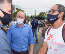 O Paraná começou a vacinar trabalhadores portuários e aeroportuários contra a Covid-19 nesta sexta-feira (28). As doses da vacina AstraZeneca/Fiocruz destinadas a estes grupos foram enviadas pelo Ministério da Saúde nesta semana. - Paranaguá, 28/05/2021  -  Foto: Américo Antonio/SESA