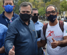 O Paraná começou a vacinar trabalhadores portuários e aeroportuários contra a Covid-19 nesta sexta-feira (28). As doses da vacina AstraZeneca/Fiocruz destinadas a estes grupos foram enviadas pelo Ministério da Saúde nesta semana. - Paranaguá, 28/05/2021  -  Foto: Américo Antonio/SESA