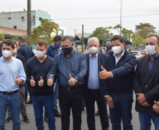 O Paraná começou a vacinar trabalhadores portuários e aeroportuários contra a Covid-19 nesta sexta-feira (28). As doses da vacina AstraZeneca/Fiocruz destinadas a estes grupos foram enviadas pelo Ministério da Saúde nesta semana. - Paranaguá, 28/05/2021  -  Foto: Américo Antonio/SESA