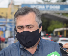 O Paraná começou a vacinar trabalhadores portuários e aeroportuários contra a Covid-19 nesta sexta-feira (28). As doses da vacina AstraZeneca/Fiocruz destinadas a estes grupos foram enviadas pelo Ministério da Saúde nesta semana. - Paranaguá, 28/05/2021  -  Foto: Américo Antonio/SESA