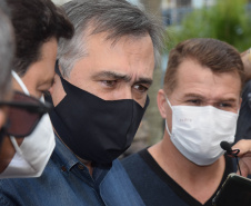 O Paraná começou a vacinar trabalhadores portuários e aeroportuários contra a Covid-19 nesta sexta-feira (28). As doses da vacina AstraZeneca/Fiocruz destinadas a estes grupos foram enviadas pelo Ministério da Saúde nesta semana. - Paranaguá, 28/05/2021  -  Foto: Américo Antonio/SESA