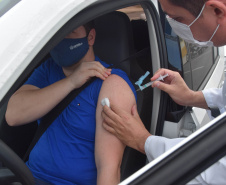 O Paraná começou a vacinar trabalhadores portuários e aeroportuários contra a Covid-19 nesta sexta-feira (28). As doses da vacina AstraZeneca/Fiocruz destinadas a estes grupos foram enviadas pelo Ministério da Saúde nesta semana. - Paranaguá, 28/05/2021  -  Foto: Américo Antonio/SESA