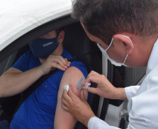 O Paraná começou a vacinar trabalhadores portuários e aeroportuários contra a Covid-19 nesta sexta-feira (28). As doses da vacina AstraZeneca/Fiocruz destinadas a estes grupos foram enviadas pelo Ministério da Saúde nesta semana. - Paranaguá, 28/05/2021  -  Foto: Américo Antonio/SESA