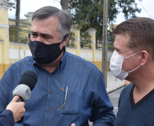 O Paraná começou a vacinar trabalhadores portuários e aeroportuários contra a Covid-19 nesta sexta-feira (28). As doses da vacina AstraZeneca/Fiocruz destinadas a estes grupos foram enviadas pelo Ministério da Saúde nesta semana. -  Paranaguá, 28/05/2021  -  Foto: Américo Antonio/SESA