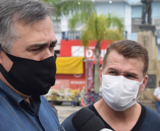O Paraná começou a vacinar trabalhadores portuários e aeroportuários contra a Covid-19 nesta sexta-feira (28). As doses da vacina AstraZeneca/Fiocruz destinadas a estes grupos foram enviadas pelo Ministério da Saúde nesta semana. -  Paranaguá, 28/05/2021  -  Foto: Américo Antonio/SESA
