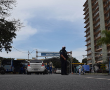 O Paraná começou a vacinar trabalhadores portuários e aeroportuários contra a Covid-19 nesta sexta-feira (28). As doses da vacina AstraZeneca/Fiocruz destinadas a estes grupos foram enviadas pelo Ministério da Saúde nesta semana. -  Paranaguá, 28/05/2021  -  Foto: Américo Antonio/SESA