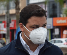 O Paraná começou a vacinar trabalhadores portuários e aeroportuários contra a Covid-19 nesta sexta-feira (28). As doses da vacina AstraZeneca/Fiocruz destinadas a estes grupos foram enviadas pelo Ministério da Saúde nesta semana. -  Paranaguá, 28/05/2021  -  Foto: Américo Antonio/SESA