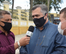O Paraná começou a vacinar trabalhadores portuários e aeroportuários contra a Covid-19 nesta sexta-feira (28). As doses da vacina AstraZeneca/Fiocruz destinadas a estes grupos foram enviadas pelo Ministério da Saúde nesta semana. -  Paranaguá, 28/05/2021  -  Foto: Américo Antonio/SESA